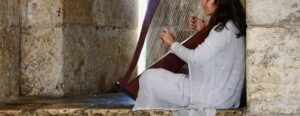 Salmista tocando sua harpa